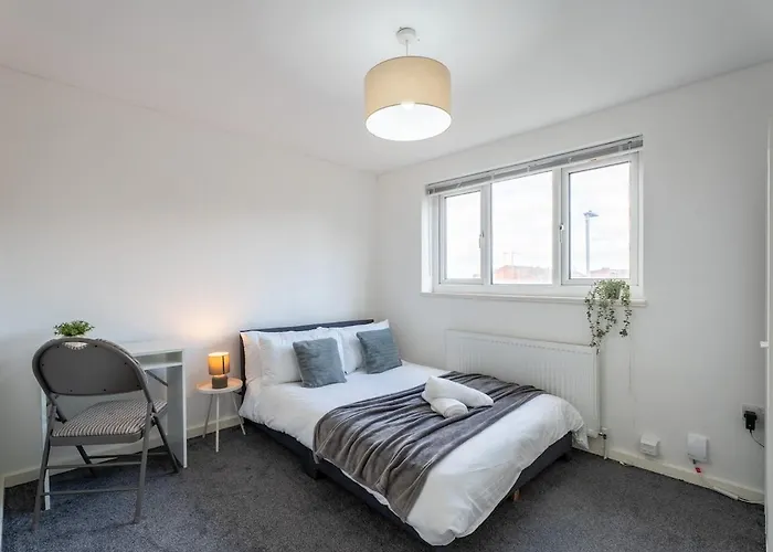 Spacious 3br House - Free Parking - Sleeps 8