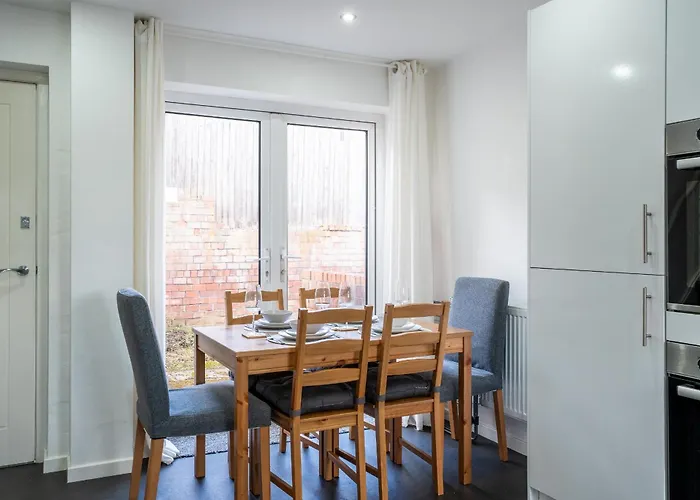 Spacious 3br House - Free Parking - Sleeps 8 Apartamento