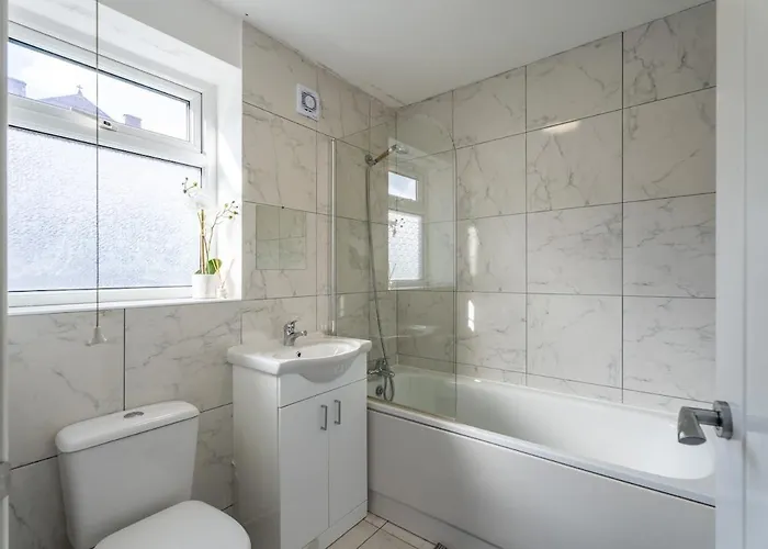 Spacious 3br House - Free Parking - Sleeps 8 Apartamento *