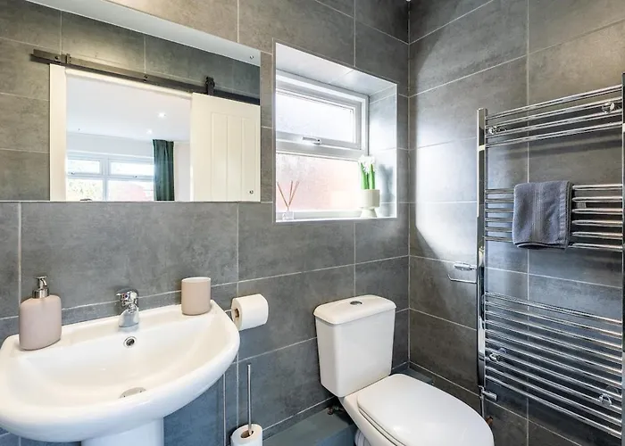 Spacious 3br House - Free Parking - Sleeps 8