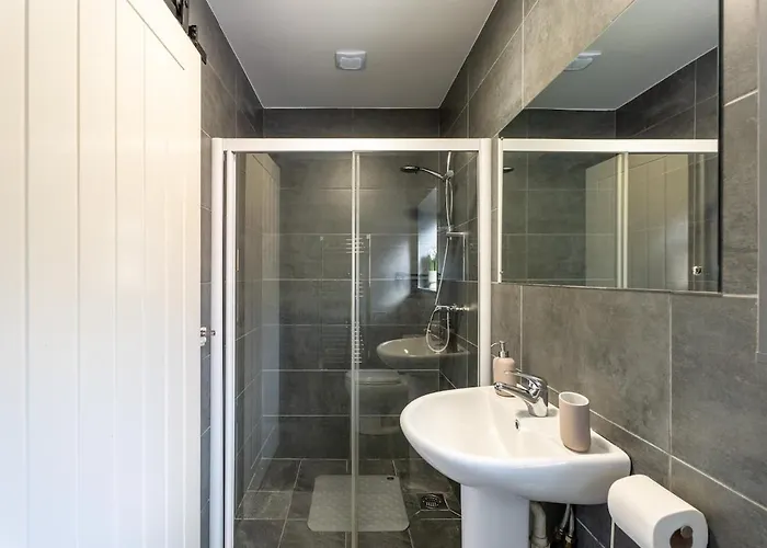 Spacious 3br House - Free Parking - Sleeps 8 Apartamento