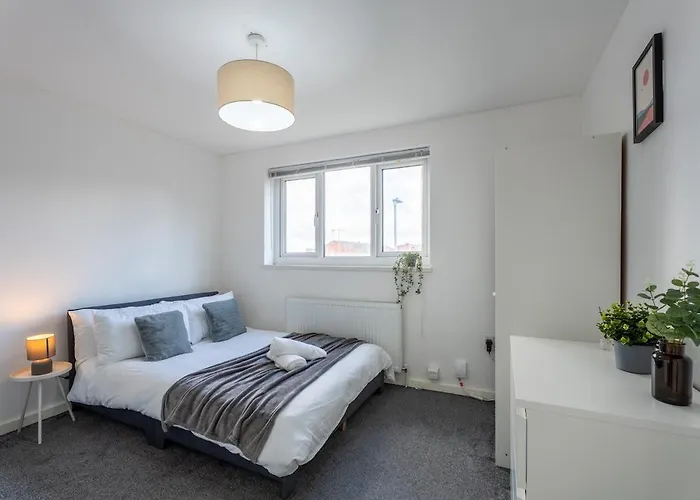 Spacious 3br House - Free Parking - Sleeps 8