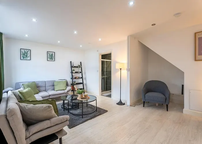 Spacious 3br House - Free Parking - Sleeps 8