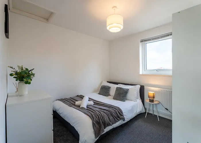 Apartamento Spacious 3br House - Free Parking - Sleeps 8 *