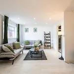 Apartment Luxurious 3Br House - Free Parking - Sleeps 8 *