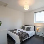 Luxurious 3Br House - Free Parking - Sleeps 8 Apartment