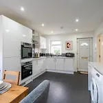 Luxurious 3Br House - Free Parking - Sleeps 8 Apartment *