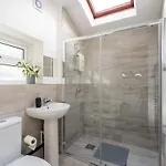 Luxurious 3Br House - Free Parking - Sleeps 8 Apartment