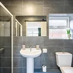 Luxurious 3Br House - Free Parking - Sleeps 8 Leeds (West Yorkshire)