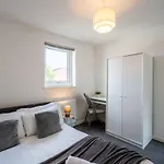 Luxurious 3Br House - Free Parking - Sleeps 8 Apartment