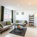 Luxurious 3Br House - Free Parking - Sleeps 8 * Leeds (West Yorkshire)