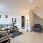 Luxurious 3Br House - Free Parking - Sleeps 8