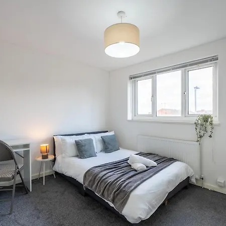 Modern 3br House - Free Parking - Sleeps 8