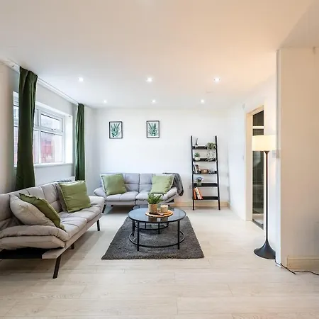 Apartment Modern 3br House - Free Parking - Sleeps 8 *
