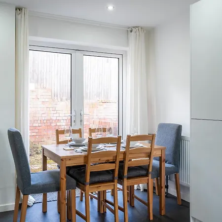 Luxurious 3Br House - Free Parking - Sleeps 8 Apartment