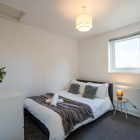Modern 3br House - Free Parking - Sleeps 8 Apartment