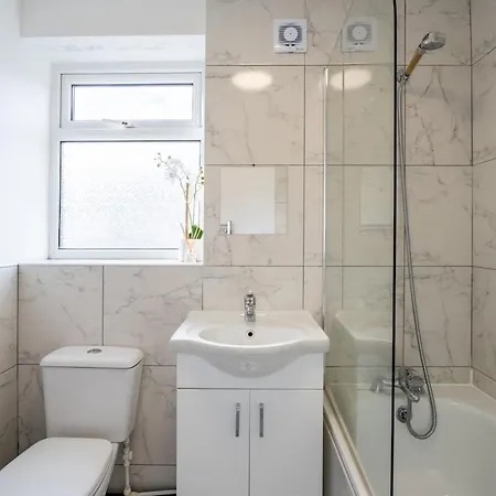 Apartment Modern 3br House - Free Parking - Sleeps 8