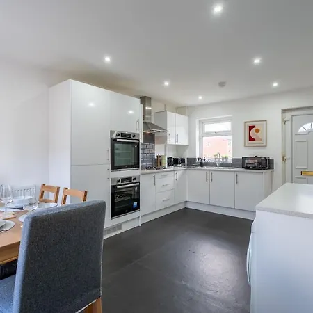 Modern 3br House - Free Parking - Sleeps 8 Apartment *