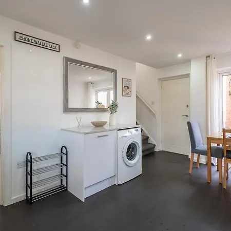 Modern 3br House - Free Parking - Sleeps 8 Leeds (West Yorkshire)