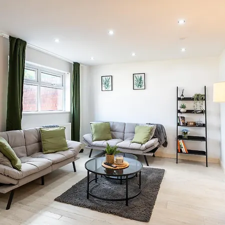 Апартаменти Spacious 3br House - Free Parking - Sleeps 8 *