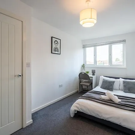 Modern 3br House - Free Parking - Sleeps 8 Leeds (West Yorkshire)