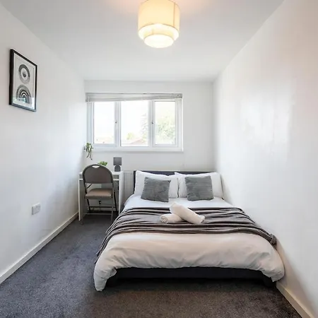 Apartment Modern 3br House - Free Parking - Sleeps 8