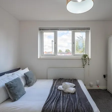 Modern 3br House - Free Parking - Sleeps 8 *