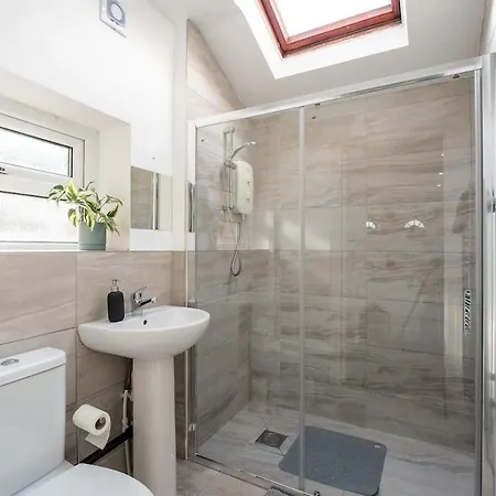 Modern 3br House - Free Parking - Sleeps 8 Apartment