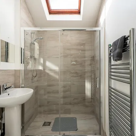 Modern 3br House - Free Parking - Sleeps 8 Apartment