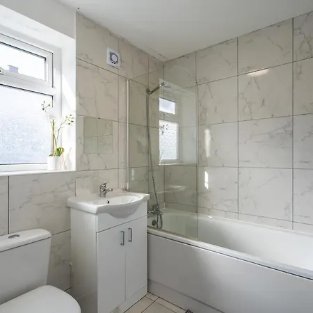 Modern 3br House - Free Parking - Sleeps 8 Apartment *