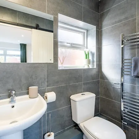 Modern 3br House - Free Parking - Sleeps 8