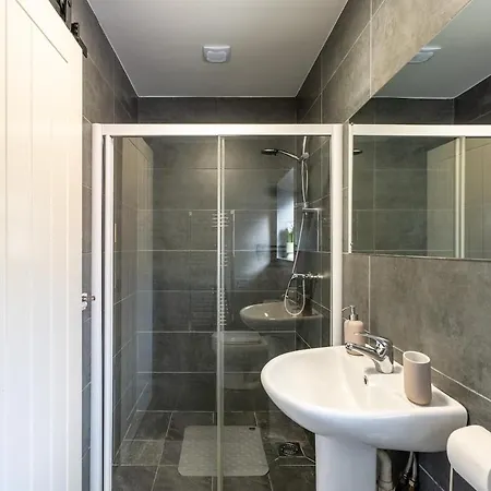 Modern 3br House - Free Parking - Sleeps 8 Apartment