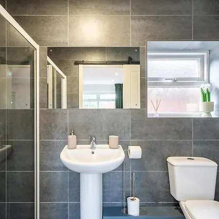 Modern 3br House - Free Parking - Sleeps 8 Leeds (West Yorkshire)