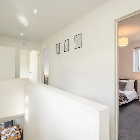 Modern 3br House - Free Parking - Sleeps 8 Leeds (West Yorkshire)