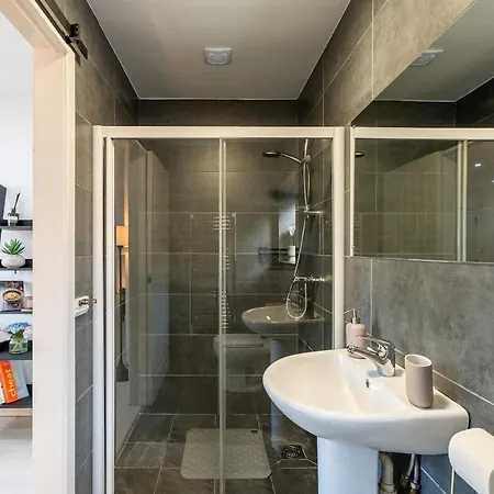 Modern 3br House - Free Parking - Sleeps 8 Apartment