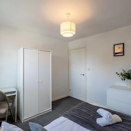 Modern 3br House - Free Parking - Sleeps 8 Apartment Leeds (West Yorkshire)