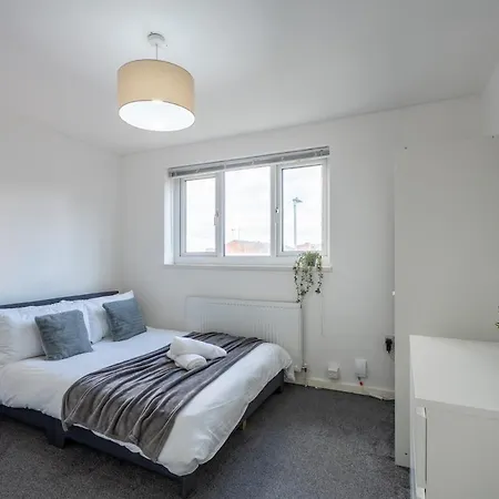 Modern 3br House - Free Parking - Sleeps 8