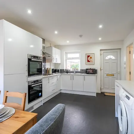 Modern 3br House - Free Parking - Sleeps 8 Apartment Leeds (West Yorkshire)