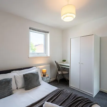 Modern 3br House - Free Parking - Sleeps 8 Apartment
