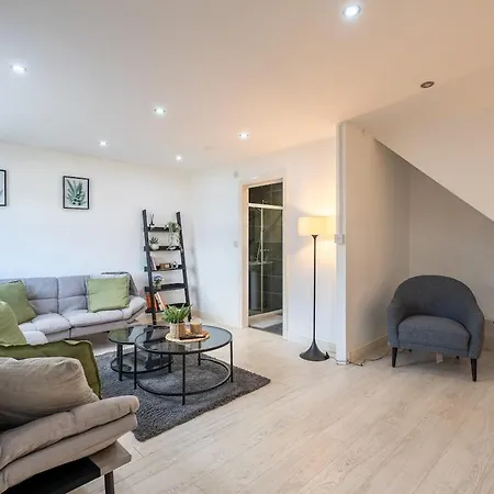 Modern 3br House - Free Parking - Sleeps 8