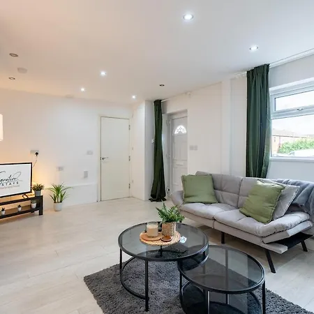 Spacious 3br House - Free Parking - Sleeps 8 Апартаменти Лідс