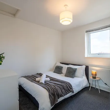 Apartment Luxurious 3Br House - Free Parking - Sleeps 8 *