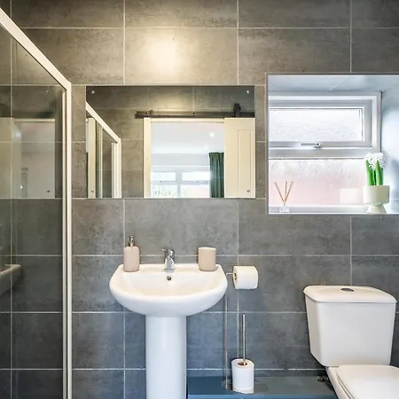 Modern 3br House - Free Parking - Sleeps 8 *
