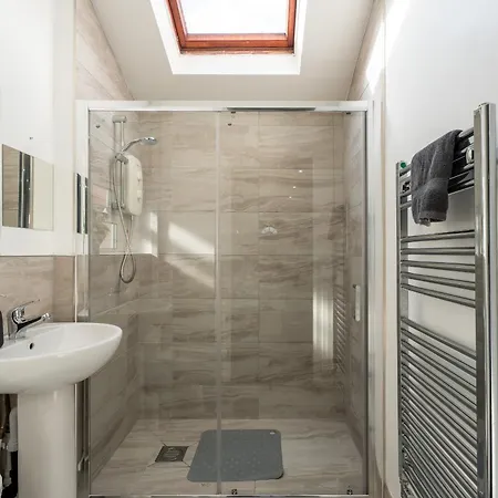 Modern 3br House - Free Parking - Sleeps 8 *