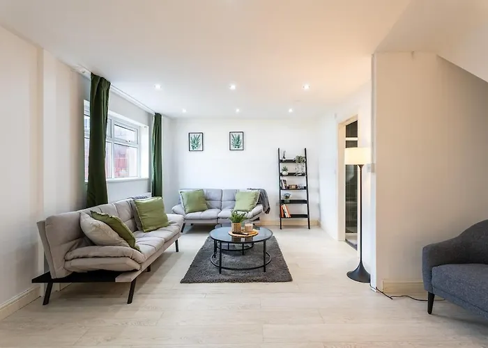 Apartman Spacious 3br House - Free Parking - Sleeps 8 *