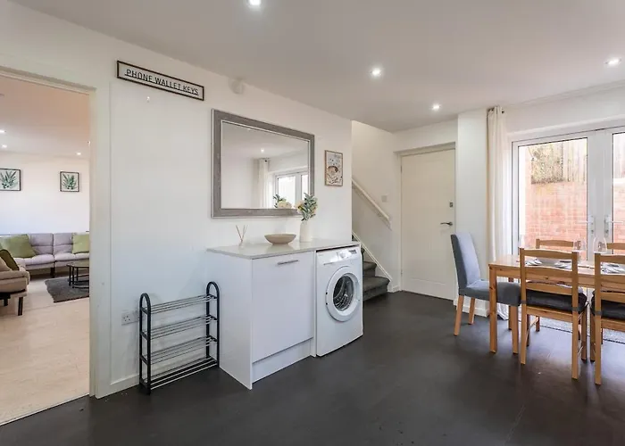 Spacious 3br House - Free Parking - Sleeps 8 Leeds