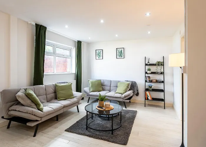 Apartman Spacious 3br House - Free Parking - Sleeps 8 *