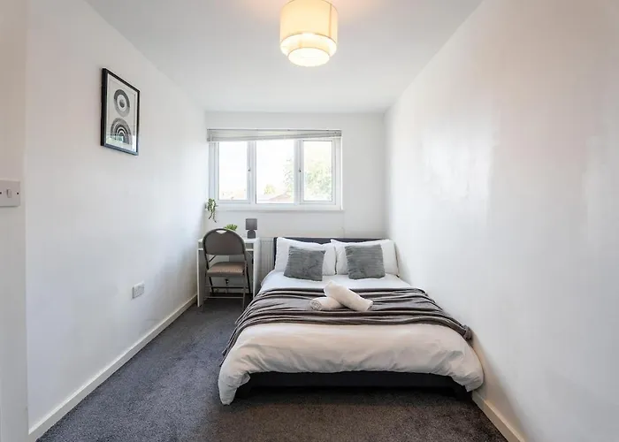 Апартаменти Spacious 3br House - Free Parking - Sleeps 8