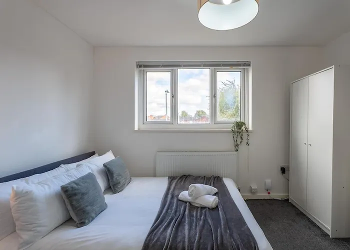 Spacious 3br House - Free Parking - Sleeps 8 *