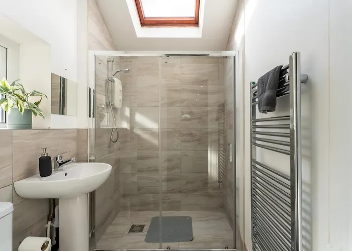 Spacious 3br House - Free Parking - Sleeps 8 Апартаменти